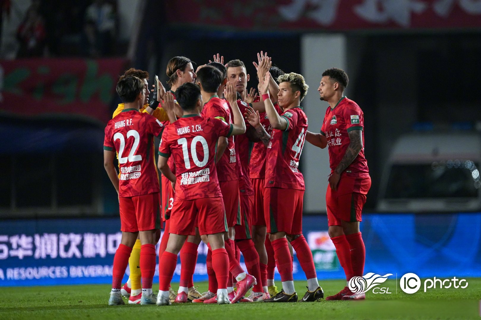 赛地聚焦——欧联冲刺阶段热度飙升；广州队豪取连胜；气氛紧张；轮换策略成焦点的简单介绍