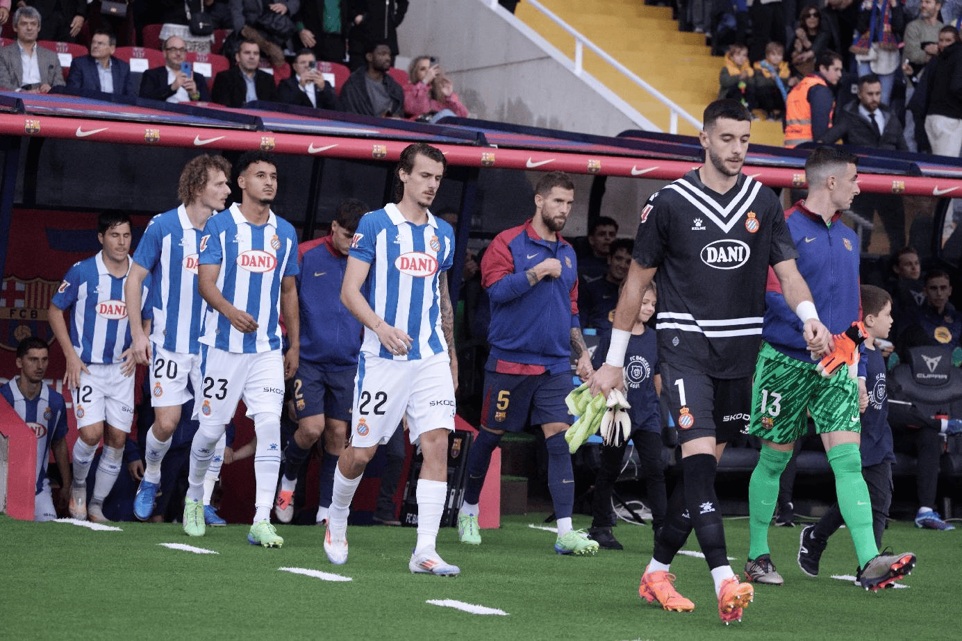 包含巴塞罗那发布备战花絮,赛前回应争议,西甲任务艰巨,控场能力受关注的词条 包含巴塞罗那发布备战花絮,赛前回应争议,西甲任务艰巨,控场能力受关注的词条