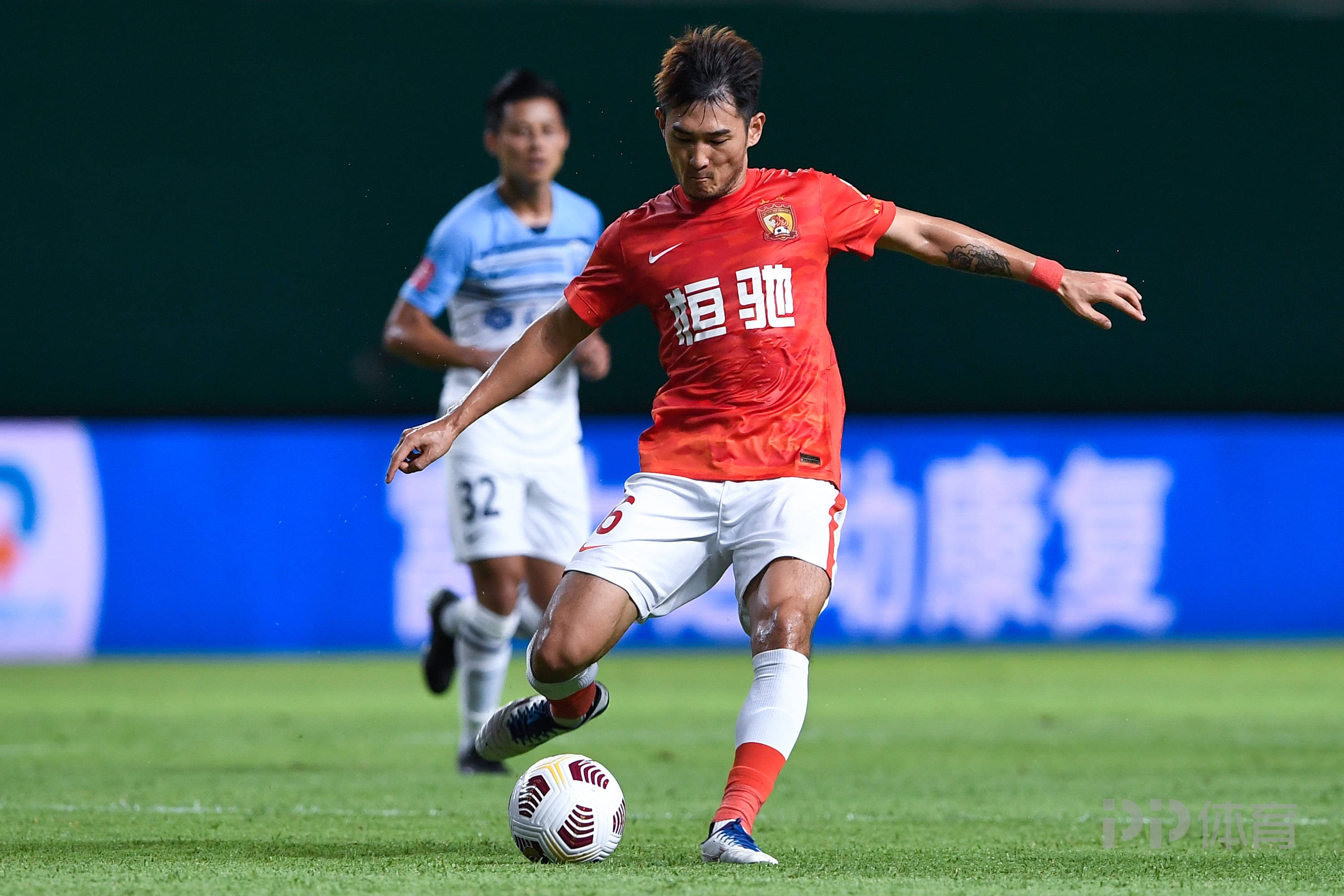 包含清晨体能课后，广州队防线松动备战欧超杯，赛场秩序良好，赛季目标并未改变的词条