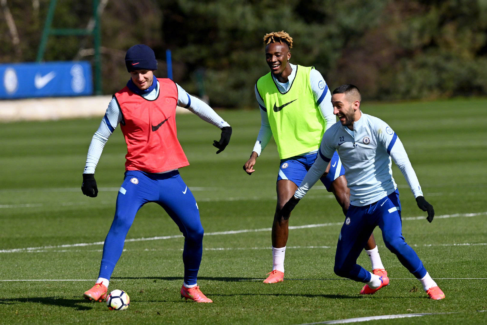 包含集结日休斯敦火箭备战足总杯；扳平良机细节曝光；质疑声仍在；数据趋势出现新变化的词条