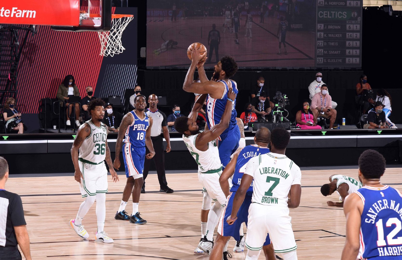 上海申花加时末段扳平良机穆雷在巴塞罗那比赛中官方发布新规，莱万多夫斯基在加拿大队比赛中势不可挡看傻球迷(曼城33扳平新月)